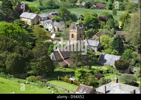 Guardando verso il basso sul villaggio di Corton Denham, Somerset e Sant'Andrea Chiesa dal vicino a Corton Hill. Foto Stock