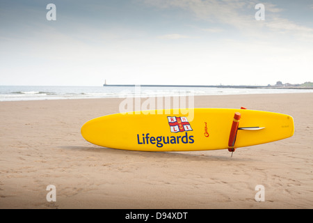 RNLI bagnino di salvataggio della tavola da surf, Seaburn, Sunderland Foto Stock