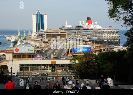 Porto e dal molo presso la città di Odessa sul Mar Nero in Ucraina Foto Stock