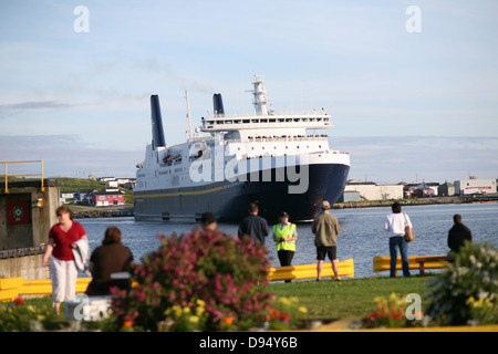 Il Joseph e Clara Smallwood un Marine Atlantic Ferry Boat si sta preparando al dock in Port aux Basques, Terranova. Foto Stock