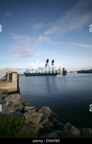 Il Joseph e Clara Smallwood un Marine Atlantic Ferry Boat si sta preparando al dock in Port aux Basques, Terranova. Foto Stock