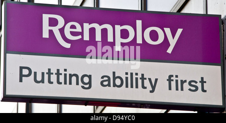 Alla Remploy lavoratori disabili uffici delle persone in cerca di lavoro licenziamenti di chiudere le fabbriche segno Foto Stock