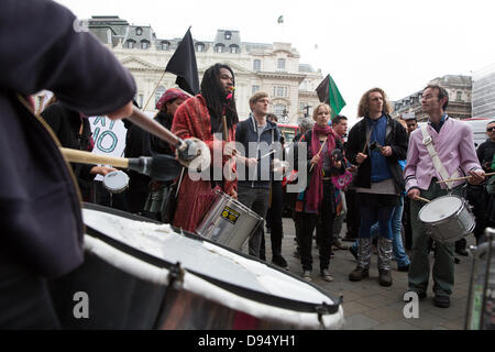 Londra, Regno Unito. 11 giugno 2013. Anti G8 manifestanti su Piccadilly Circus. Credito: Lydia Pagoni/Alamy Live News Foto Stock