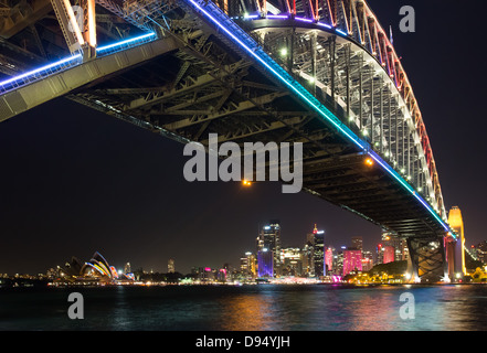 Ampio angolo di visione del Ponte del Porto di Sydney e il Sydney CBD di notte durante l'annuale vivaci festival di illuminazione, Australia Foto Stock