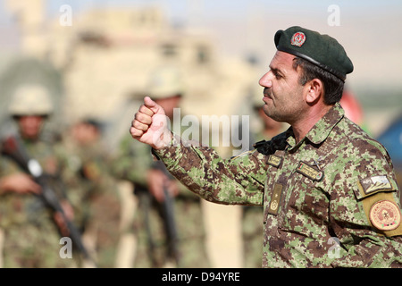 Esercito Nazionale Afghano Brig. Gen. Wasea parla a favore della sicurezza nazionale truppe della forza prima di avviare il funzionamento Aoqad Se Hasht Giugno 11, 2013 in Sangin, provincia di Helmand, Afghanistan. Foto Stock