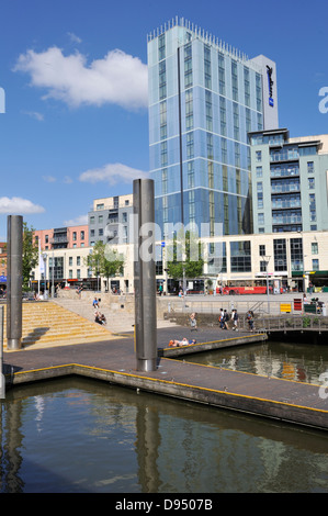 Il centro di Bristol con Radisson Blu Hotel, Promenade e acqua a cascata passi lungo St Augustines raggiungere Foto Stock