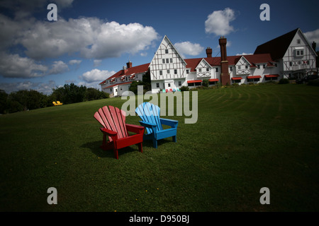 Colorate sedie Adirondack davanti la Keltic Lodge and Spa ingresso principale situato appena al di fuori della Cabot Trail in Ingonish, Nova Foto Stock