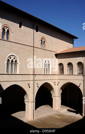 Italia, Umbria, Foligno, Palazzo Trinci, cortile Foto Stock