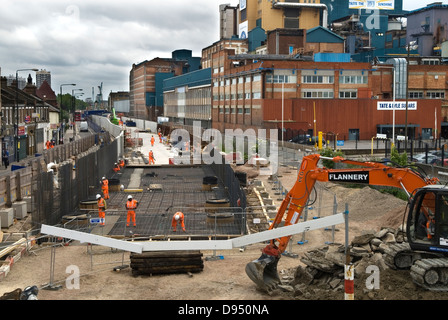 Crossrail in corso la Tate and Lyle Sugar Factory Silvertown London E16. Uomini che lavorano in edilizia. 2010S REGNO UNITO HOMER SYKES Foto Stock