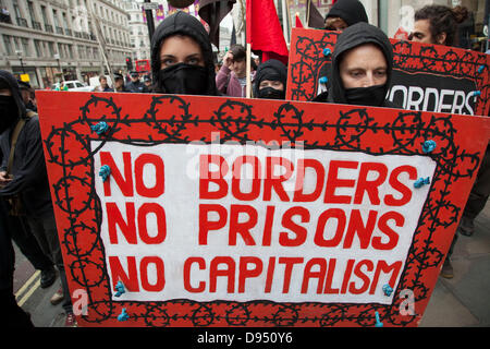 Londra, Regno Unito. Martedì 11 Giugno 2013. Anti manifestanti capitalista dimostrare azienda cartelli contro il prossimo vertice del G8 nel centro di Londra, Regno Unito. Credito: Michael Kemp/Alamy Live News Foto Stock