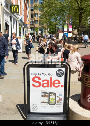 Tre annunci di vendita di telefoni cellulari a St Ann`s Square Manchester Regno Unito Foto Stock