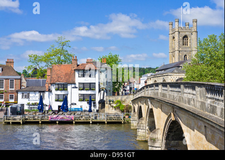 Henley-on-Thames The Angel on the Bridge pub di Henley Bridge sul Tamigi Henley-on-Thames Oxfordshire Inghilterra Regno Unito GB Europa Foto Stock