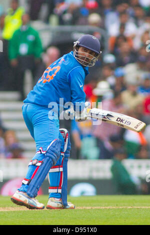 Londra, Regno Unito. 11 giugno 2013. India di Dinesh Karthikduring l' ICC Champions Trophy international cricket match tra India e il West Indies all' Oval Cricket Ground su Giugno 11, 2013 a Londra, Inghilterra. (Foto di Mitchell Gunn/ESPA/Alamy Live News) Foto Stock