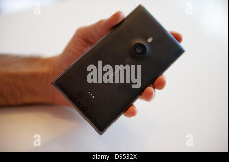 Monaco di Baviera, Germania. 11 Giugno, 2013. Illustrazione - una persona detiene un Nokia Lumia 925 smart phone nelle sue mani a Monaco di Baviera, Germania, 11 giugno 2013. Nokia ha portato il nuovo modello Lumia 925 in Germania, come il primo paese in tutto il mondo, il 10 giugno 2013. Foto: INGA KJER/dpa/Alamy Live News Foto Stock