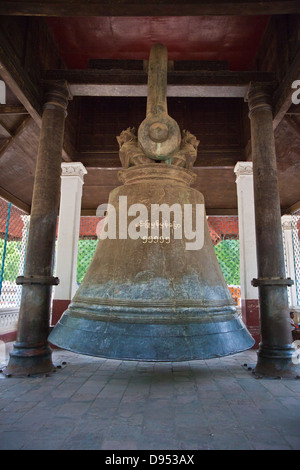 Nel 1808 Re Bodawpaya cast questo 90 ton campana di bronzo chiamato MINGUN BELL - MINGUN, MYANMAR Foto Stock