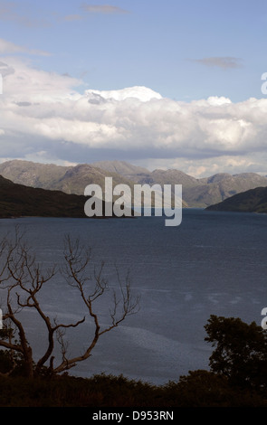 Nuvola che passa su Knoydart e Loch Hourn vista attraverso Suono di Sleat da vicino Eilean Iarmmain o Isleornsay Isle Di Skye Scozia Foto Stock