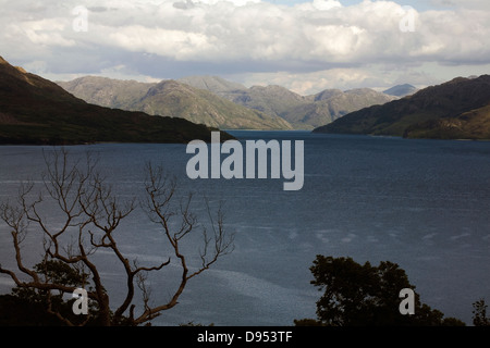 Nuvola che passa su Knoydart e Loch Hourn vista attraverso Suono di Sleat da vicino Eilean Iarmmain o Isleornsay Isle Di Skye Scozia Foto Stock