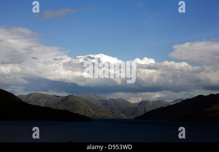 Nuvola che passa su Knoydart e Loch Hourn vista attraverso Suono di Sleat da vicino Eilean Iarmmain o Isleornsay Isle Di Skye Scozia Foto Stock