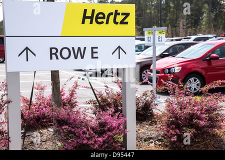 Auto a noleggio con Hertz segno all'Aeroporto Internazionale di Myrtle Beach, SC Foto Stock