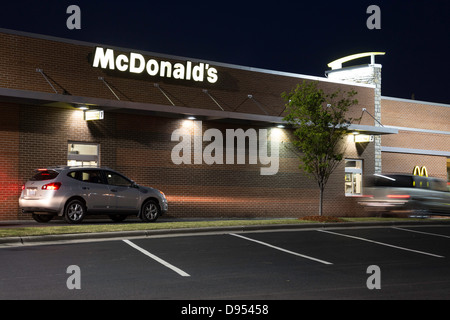 Drive Thru estrarre la finestra, McDonald's ristorante di notte, STATI UNITI D'AMERICA Foto Stock