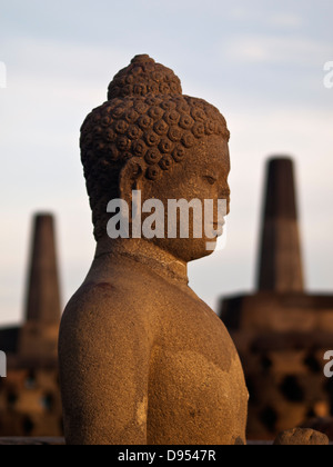 Silhouette di Buddha, tempio di Borobudur Foto Stock