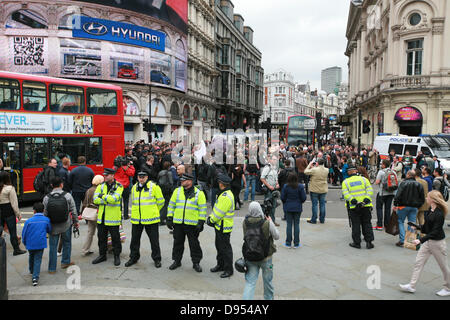 Londra, Regno Unito. 11 giugno 2013. Blac Bloc anarchici si scontrano con la polizia di Londra Centrale Credito: Mario Mitsis / Alamy Live News Foto Stock