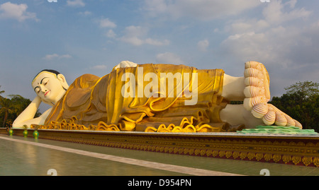 La MYA THA LYAUNG Buddha reclinato è uno dei più grandi del mondo - BAGO, MYANMAR Foto Stock