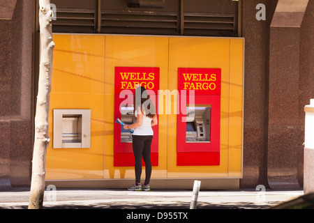 Donna che utilizza la Wells Fargo ATM - USA Foto Stock