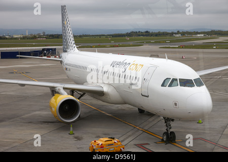 Guardando fuori attraverso la finestra a vueling Airbus A320 ce-lrn Dublin Airport Terminal 1 Irlanda Foto Stock