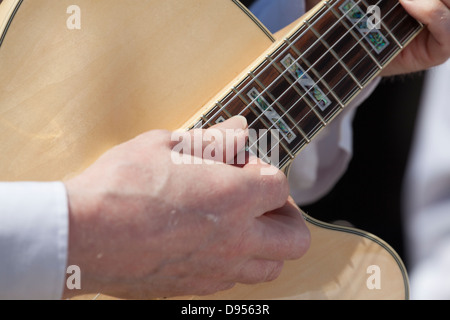 Stretta di mano il chitarrista strimpellamento Foto Stock