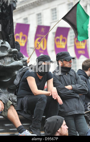 Piccadilly Circus, Londra, Regno Unito. 11 giugno 2013. Mascherata anti manifestanti capitalista in Piccadilly Circus in una protesta contro il vertice del G8. Anti G8 Summit manifestanti nel centro di Londra. Credito: Matteo Chattle/Alamy Live News Foto Stock