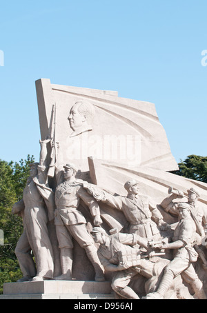 Pietra monumento rivoluzionario di fronte il Mausoleo di Mao Zedong in piazza Tiananmen a Pechino in Cina Foto Stock