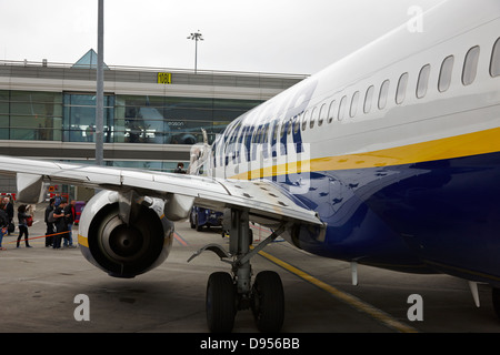 Imbarco passeggeri voli ryanair a Dublin Airport Terminal 1 Irlanda Foto Stock
