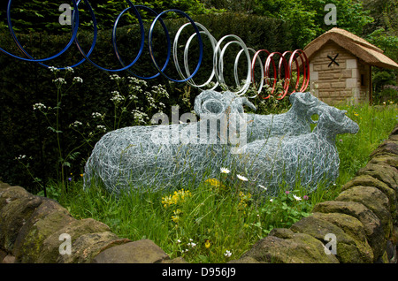 Sculture di pecora in benvenuto a Yorkshire artigiano Garden Le Jardin de Yorkshire ad RHS Chelsea Flower Show 2013. Foto Stock