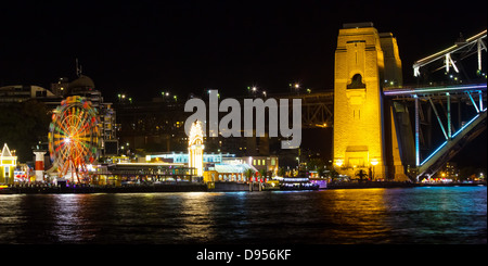 Il Luna Park e la parte nord del Sydney Harbour Bridge di notte, Sydney, Australia Foto Stock