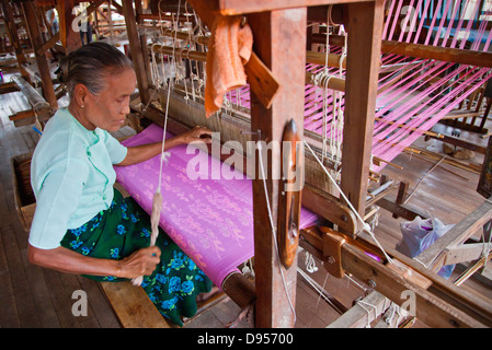 La tessitura di Lotus tessuti di seta dagli steli del lotus pianta è una industria locale del Lago Inle - Myanmar Foto Stock