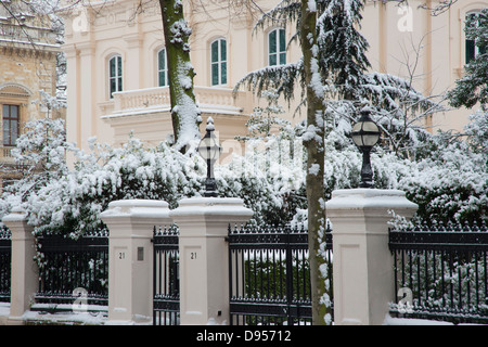 Neve su alberi di fronte a grandi mansions in Palace Gate, London, Regno Unito Foto Stock