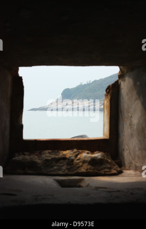 Guardando un vecchio bunker militare in corrispondenza di un ingresso al Tunnel Jhaishan, Kinmen National Park, Kinmen County, Taiwan Foto Stock