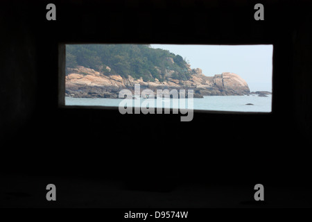 Guardando un vecchio bunker militare in corrispondenza di un ingresso al Tunnel Jhaishan, Kinmen National Park, Kinmen County, Taiwan Foto Stock