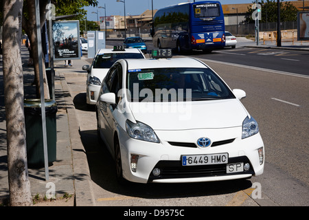 Fila di veicolo ibrido taxi su un rango a valencia Spagna Foto Stock