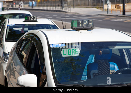 Fila di veicolo ibrido taxi su un rango a valencia Spagna Foto Stock