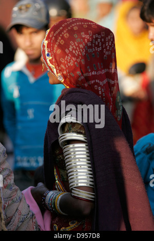 Rajasthani tribali donna con il tradizionale anello di naso e bracciale, Rajasthan, India Foto Stock