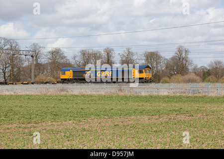 GBRf treno merci sulla linea principale della costa occidentale nelle Midlands. Il loco denominato alleggerimento blu è mostrato. Foto Stock