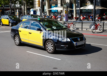 Nero e giallo taxi nel centro della città di Barcellona Catalonia Spagna Foto Stock