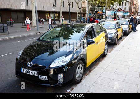 Fila di nero e giallo taxi nel centro della città di Barcellona Catalonia Spagna Foto Stock