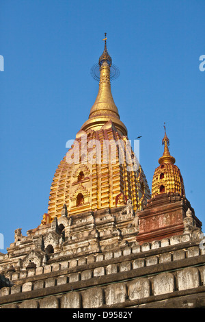 52 metro alto Ananda Paya o il tempio fu costruito dal re Kyanzittha intorno al 1100 - BAGAN MYANMAR Foto Stock