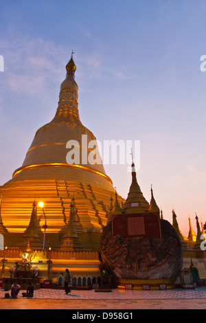 La SHWEMAWDAW PAYA è una vecchia di 1000 anni e 114 metri di altezza - BAGO, MYANMAR Foto Stock