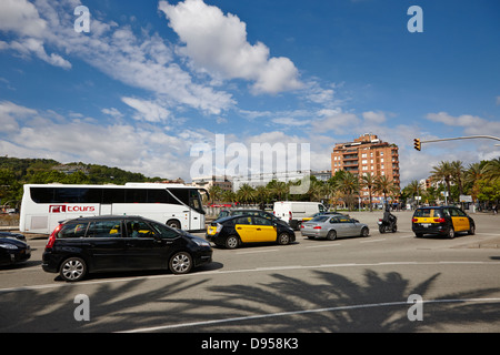 Nero e giallo taxi e pullman in placa drassanes centro della città di Barcellona Catalonia Spagna Foto Stock
