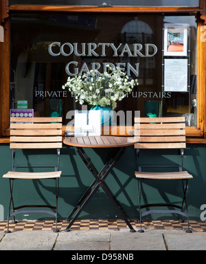 Sedia tavolo esterno cafe, Eton Berks, Regno Unito Foto Stock