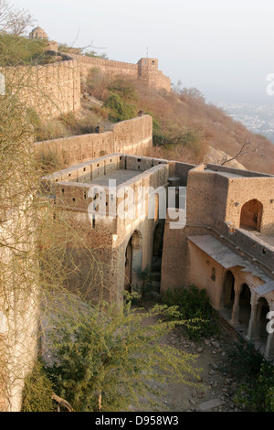 Taragarh Fort svettante sulla collina sopra Bundi Palace, Rajasthan, India Foto Stock